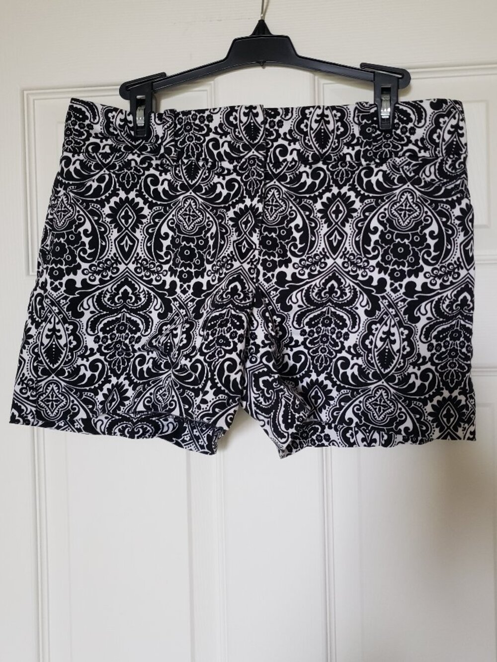 Ann Taylor Signature Black and White Paisley Shorts - Size 10 - EUC